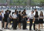 ประชาชนจำนวนมากยืนรอต่อแถวเพื่อเคารพศพ
ภาพจาก ไทยรัฐ